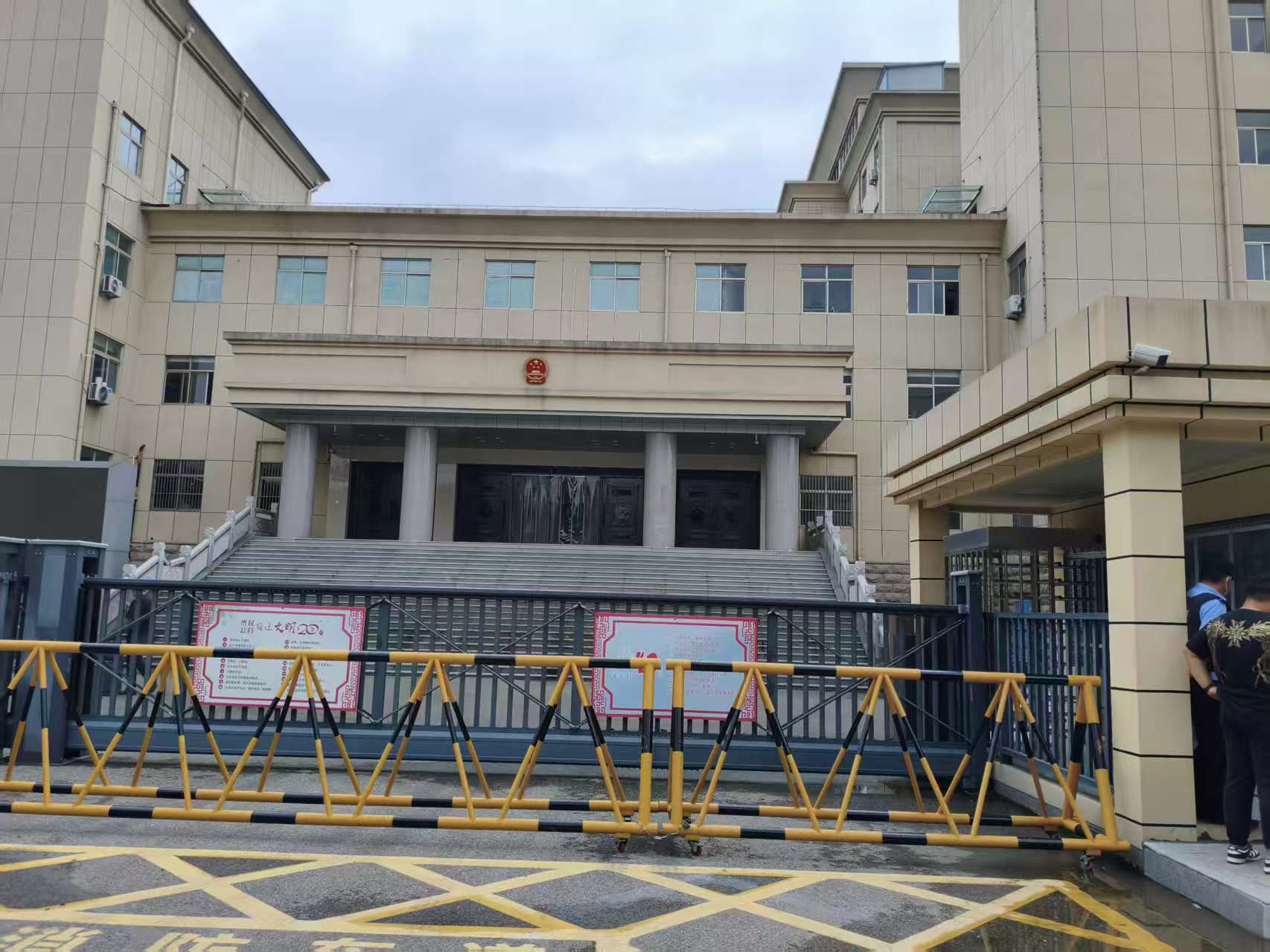 江苏泗洪县人民法院成功安装守门神科技集团的AI智能安检设备